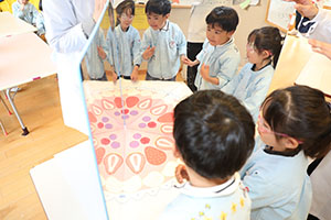 年中組の科学教室「鏡の不思議」　ばら・すみれ
