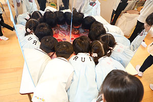 年中組の科学教室「鏡の不思議」　ばら・すみれ