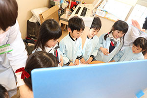 年中組の科学教室「鏡の不思議」　ばら・すみれ