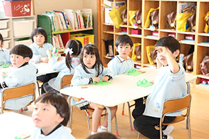 年中組の科学教室「鏡の不思議」　ばら・すみれ