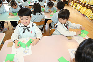 年中組の科学教室「鏡の不思議」　ばら・すみれ