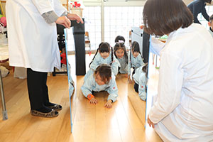 年中組の科学教室「鏡の不思議」　ばら・すみれ