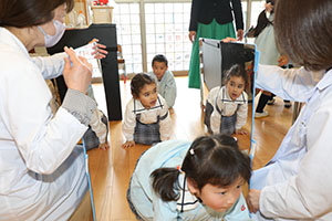 年中組の科学教室「鏡の不思議」　ばら・すみれ