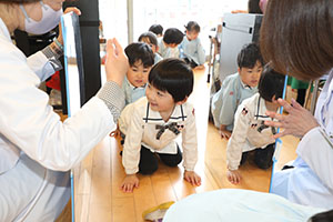 年中組の科学教室「鏡の不思議」　ばら・すみれ