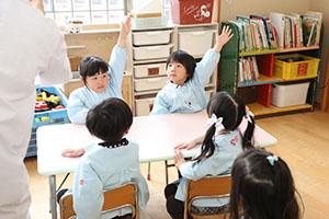 年中組の科学教室「鏡の不思議」　ばら・すみれ