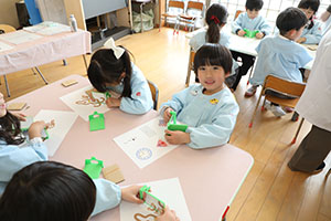 年中組の科学教室「鏡の不思議」　ばら・すみれ