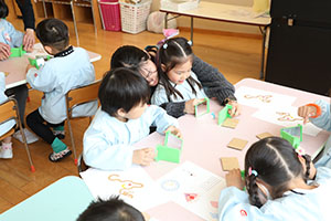 年中組の科学教室「鏡の不思議」　ばら・すみれ