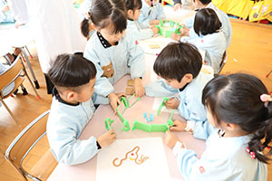 年中組の科学教室「鏡の不思議」　ばら・すみれ