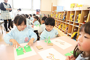 年中組の科学教室「鏡の不思議」　ばら・すみれ