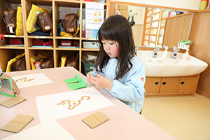 年中組の科学教室「鏡の不思議」　ばら・すみれ
