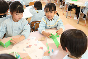 年中組の科学教室「鏡の不思議」　ばら・すみれ