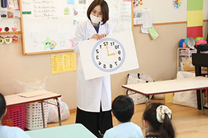 年中組の科学教室「鏡の不思議」　ばら・すみれ