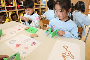 年中組の科学教室「鏡の不思議」　ばら・すみれ