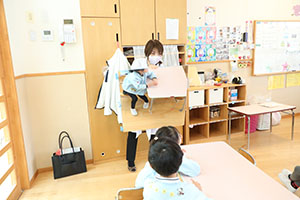 年中組の科学教室「鏡の不思議」　ばら・すみれ
