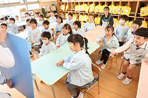 年中組の科学教室「鏡の不思議」　ばら・すみれ