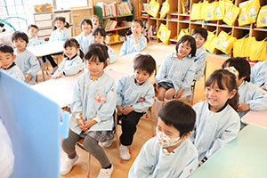年中組の科学教室「鏡の不思議」　ばら・すみれ