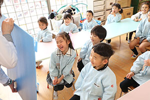 年中組の科学教室「鏡の不思議」　ばら・すみれ