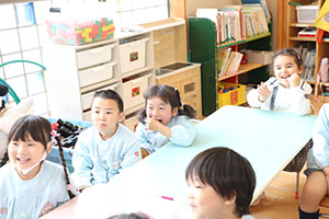 年中組の科学教室「鏡の不思議」　ばら・すみれ