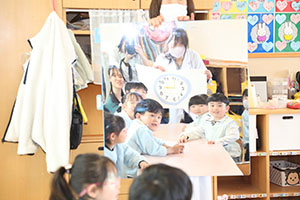 年中組の科学教室「鏡の不思議」　ばら・すみれ