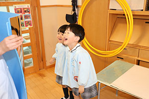 年中組の科学教室「鏡の不思議」　ひまわり・さくら・たんぽぽ