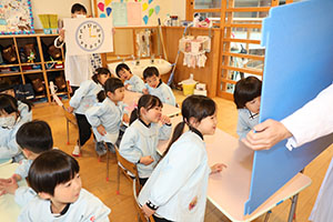 年中組の科学教室「鏡の不思議」　ひまわり・さくら・たんぽぽ