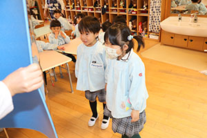 年中組の科学教室「鏡の不思議」　ひまわり・さくら・たんぽぽ