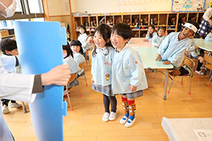 年中組の科学教室「鏡の不思議」　ひまわり・さくら・たんぽぽ
