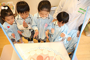 年中組の科学教室「鏡の不思議」　ひまわり・さくら・たんぽぽ