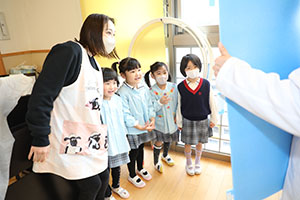 年中組の科学教室「鏡の不思議」　ひまわり・さくら・たんぽぽ
