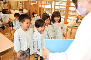 年中組の科学教室「鏡の不思議」　ひまわり・さくら・たんぽぽ