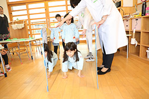 年中組の科学教室「鏡の不思議」　ひまわり・さくら・たんぽぽ