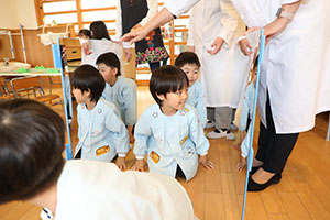 年中組の科学教室「鏡の不思議」　ひまわり・さくら・たんぽぽ