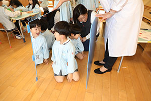 年中組の科学教室「鏡の不思議」　ひまわり・さくら・たんぽぽ