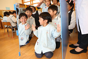 年中組の科学教室「鏡の不思議」　ひまわり・さくら・たんぽぽ