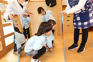 年中組の科学教室「鏡の不思議」　ひまわり・さくら・たんぽぽ