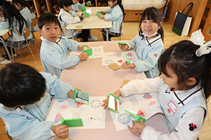 年中組の科学教室「鏡の不思議」　ひまわり・さくら・たんぽぽ