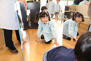 年中組の科学教室「鏡の不思議」　ひまわり・さくら・たんぽぽ