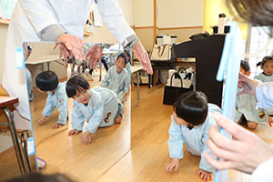年中組の科学教室「鏡の不思議」　ひまわり・さくら・たんぽぽ