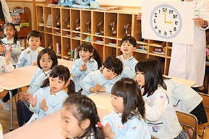 年中組の科学教室「鏡の不思議」　ひまわり・さくら・たんぽぽ