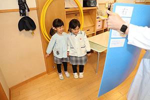 年中組の科学教室「鏡の不思議」　ひまわり・さくら・たんぽぽ