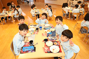 ランチルームでお給食　うさぎ・ひまわり