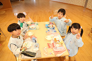 ランチルームでお給食　うさぎ・ひまわり