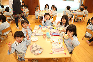 ランチルームでお給食　うさぎ・ひまわり