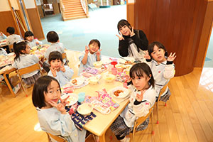 ランチルームでお給食　うさぎ・ひまわり