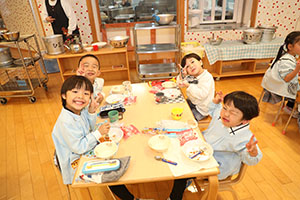 ランチルームでお給食　うさぎ・ひまわり