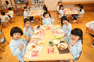 ランチルームでお給食　うさぎ・ひまわり