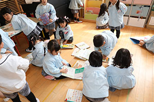 大掃除頑張っています　　こあら・ことり・りす