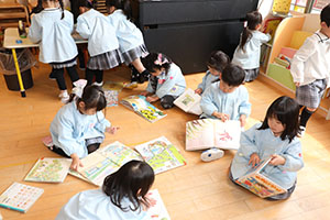 大掃除頑張っています　　こあら・ことり・りす