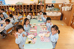 仲良くランチタイム　ひまわり・きりん