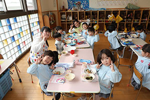 仲良くランチタイム　ひまわり・きりん